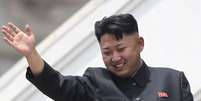 <p>Kin Jong Un recomendou que os norte-coreanos cortem seus cabelos a cada 15 dias. Na foto, o líder acena para veteranos durante um desfile militar em julho de 2013</p>  Foto: AP