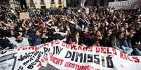 Estudantes sentam no chão durante protestos. Eles gritavam palavras de ordem em segundo dia de uma greve estudantil nacional que já dura 48 horas. Os estudantes protestam contra o aumento dos honorários e cortes educativos em Barcelona  Foto: Reuters