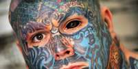 <p>Matthew Whelan, de Birmingham, cobriu todo o corpo, incluindo o globo ocular, mas agora ele acredita que as sua apar&ecirc;ncia est&aacute; fora de moda</p>  Foto: The Grosby Group
