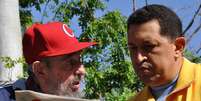 <p>Fidel Castro e Chávez leem o jornal do Partido Comunista, Granma, durante encontro em 28 de junho de 2011</p><p> </p><p> </p>  Foto: AFP