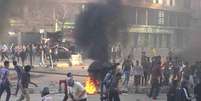 <p>Manifestantes entram em confronto com a polícia em Ain Shams, a leste de Cairo, em 28 de março</p>  Foto: Reuters