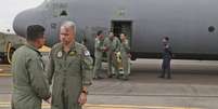 Comandante australiano Craig Heap recepciona o colega malaio, major Jafri, em Perth. A tripulação da Malásia deve se juntar ao grupo que procura o avião desaparecido da Malaysia Airlines  Foto: AP