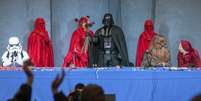 <p>Ativistas do UIP, vestidos como personagens do longa Star Wars em um congresso do partido em Kiev</p>  Foto: Alex Kuzmin / Reuters
