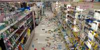 Produtos de prateleiras de loja foram ao chão após o terremoto  Foto: AP