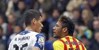 <p>Neymar discute com Moreno durante dérbi catalão; atacante brasileiro foi alvo de seguidas faltas</p>  Foto: EFE