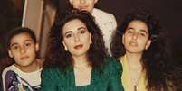 <p>Segundo Alanoud AlFayez (ao centro), suas filhas têm sido mantidas 'em cativeiro' há 13 anos</p>  Foto: Reprodução