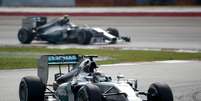 <p>Britânico da Mercedes venceu, deixando Nico Rosberg em segundo</p>  Foto: AP