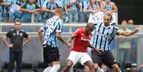 Willians recebe marcação do Grêmio; volante do Inter foi alvo de polêmica por conta de possível racismo de torcedores gremistas  Foto: Edu Andrade / Gazeta Press