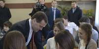 O primeiro-ministro russo visitou escolas durante sua visita à Crimeia nesta segunda-feira. Ele prometeu vantagens econômicas   Foto: Reuters