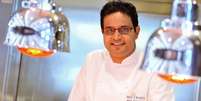 <p>Atul Kochhar foi o primeiro indiano a receber estrela do prêmio Michelin, e assina os pratos do premiado Sindhu, da P&O Cruises </p>  Foto: P&O Cruises / Divulgação