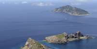 <p>Grupo de ilhas disputadas por Japão e China: ilha Uotsuri (em cima), Minamikojima (inferior) e Kitakojima, conhecido como Senkaku</p>  Foto: Reuters