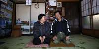 <p>Toshio Koyama, 72, e sua esposa, Kimiko, 69, que evacuaram o bairro de Miyakoji, em Tamura, há três anos, sorriem depois de voltarem para sua casa em Tamura, Fukushima, nesta terça-feira, 1 de abril</p>  Foto: Reuters