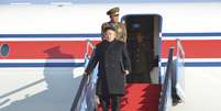 <p>Foto divulgada nesta ter&ccedil;a-feira, 2 de abril, pela Ag&ecirc;ncia Central de Not&iacute;cias da Coreia do Norte&nbsp;mostra o l&iacute;der do pa&iacute;s Kim Jong-Un desembarcando de um avi&atilde;o, em Pyongyang</p>  Foto: Reuters