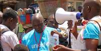 <p>Membros de organizações advertem a população quanto à propagação do surto de ebola na Guiné</p>  Foto: AP