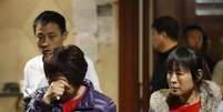<p>Um familiar de um passageiro do vôo MH370 chora depois de participar de uma videoconferência com o governo da Malásia, no Hotel Lido, em Pequim, nesta quarta-feira, 2 de abril</p>  Foto: Reuters