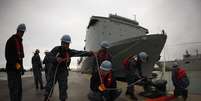 <p>Norte-americanos atracam o navio da Marinha Cape Ray na base naval de Rota, em Cádiz, em fevererio de 2014. A embarcação é responsável pela destruição de armas químicas sírias</p>  Foto: Reuters