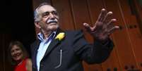 <p>O escritor colombiano Gabriel García Márquez cumprimenta jornalistas em sua casa na Cidade do México</p>  Foto: Edgard Garrido / Reuters