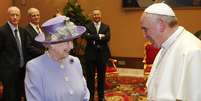 <p>A rainha Elizabeth sorri ao lado do papa Francisco durante encontro no Vaticano, nesta queinta-feira, 3 de abril</p>  Foto: Reuters