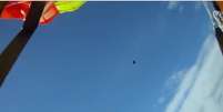 <p>Um paraquedista norueguês escapou por muito pouco de um meteorito que passou a poucos metros dele durante um salto</p>  Foto: YouTube/NRK / Reprodução