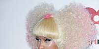 Nicki Minaj costuma desfilar seus looks bizarros por aí. Este penteado, em especial, deixa as fashionistas de plantão de cabelo em pé  Foto: Shutterstock