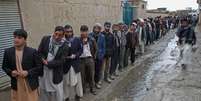 <p>Afegãos fazem fila para registrar seu voto em um posto de votação em Cabul, no Afeganistão, em 5 de abril</p>  Foto: AP