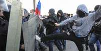 6 de abril: manifestantes pró-Rússia enfrentam a polícia em frente o prédio do governo em Donestsk  Foto: Reuters