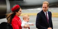 Nova Zelândia: O príncipe britânico Willian e sua esposa Catherine, que carrega o bebê príncipe George no Aeroporto Internacional em Wellington. A família vai fazer uma viagem de três semanas na Nova Zelândia e Austrália  Foto: AFP