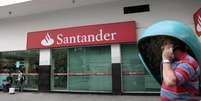 <p>Oferta do espanhol Santander é para comprar 25% das units do Santander Brasil que ainda não detém</p>  Foto: Sergio Moraes / Reuters