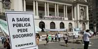 No Rio de Janeiro, os médicos se concentraram em frente a Câmara de Vereadores, na Cinelândia, centro da cidade, para protestar na manhã de hoje. Em todo o País os médicos se mobilizam em favor de mais investimentos em saúde  Foto: Ale Silva / Futura Press