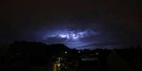 <p>Bairro de Villa Urquiza, em Buenos Aires,&nbsp;&eacute; iluminado por raios durante uma tempestade na noite de segunda-feira, 7 de abril</p>  Foto: Reuters