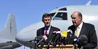 <p>O coordenador das equipes de buscas comandadas pela Austrália, Angus Houston (à esquerda), disse que os sinais captados por embarcações australianas são "consistentes" com dispositivos de registros de voo </p>  Foto: Reuters