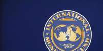 Silhueta de visitantes sobre o logotipo do Fundo Monetário Internacional, em Tóquio. O Fundo Monetário Internacional (FMI) reduziu nesta terça-feira sua projeção de crescimento econômico para o Brasil em 2014 a 1,8 por cento, ante 2,3 por cento previstos no início do ano. 10/10/2012  Foto: Kim Kyung-Hoon / Reuters