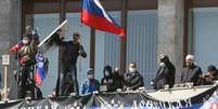Ativistas pró-Rússia invadiram sede do governo de Donetsk e hastearam bandeira da Rússia   Foto: BBC News Brasil