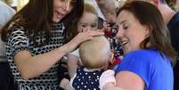 Sempre perto da mãe, pequeno príncipe interagiu com outros bebês  Foto: Reuters