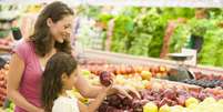 Leve a criança ao supermercado para ajudar nas compras do lanche escolar, converse sobre os gostos alimentares e, na hora do preparo, faça combinações que estimulem o consumo  Foto: Shutterstock
