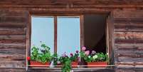 <p>As janelas de madeira são capazes de dar um acabamento único para um ambiente, além de produzirem ótimo isolamento acústico e térmico. Por outro lado, elas precisam de manutenção constante e têm um custo elevado</p>  Foto: Dmitrij Skorobogatov/Shutterstock
