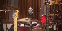 Instrumentos de músicos remanescentes do Nirvana aparecem junto à guitarra de Joan Jeet  Foto: @foofighters/Instagram / Reprodução