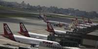 <p>Aeronaves da Tam e da Gol estacionadas no aeroporto de Congonhas, em São Paulo</p>  Foto: Nacho Doce / Reuters