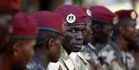 <p>Soldados da coalização rebelde islâmica Seleka fazem fila na cidade de Bria, em 9 de abril</p>  Foto: Reuters