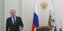 <p>Presidente russo Vladimir Putin chega para uma reunião com membros do Governo, em 9 de abril</p>  Foto: Reuters