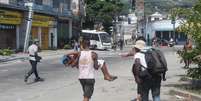 <p>Menino vítima do gás atirado por PMs é carregado por moradores na favela do Rato Molhado</p>  Foto: André Naddeo / Terra