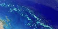 <p>Imagem de satélite mostra Grande Barreira de Corais, em Queensland, Austrália</p>  Foto: Wikimedia