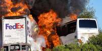 <p>O impacto causou uma explos&atilde;o que deixou os dois ve&iacute;culos em chamas</p>  Foto: AP