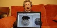 <p>Rosa González mostra uma imagem do meteorito em sua casa, em León, Espanha</p>  Foto: ABC.es / Reprodução