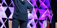 <p>Hillary Clinton brincou com a situação e tentou encontrar quem foi que jogou o sapato nela </p>  Foto: AFP