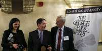 <p>Laura Poitras, Glenn Greenwald e Ewen MacAskill esperam&nbsp;para serem fotografados&nbsp;depois de receber o&nbsp;pr&ecirc;mio&nbsp;George Polk, em Nova York, nesta sexta-feira,&nbsp;11 de abril</p>  Foto: Reuters