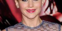 O curto de Jennifer Lawrence transmite modernidade ao look  Foto: Shutterstock