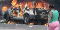 Carro da Polícia Militar foi consumido pelas chamas nos arredores da invasão  Foto: Ale Silva / Futura Press