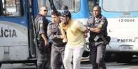 Reintegra&ccedil;&atilde;o de posse no Rio de Janeiro &eacute; marcada por confronto e inc&ecirc;ndios  Foto: Ale Silva / Futura Press
