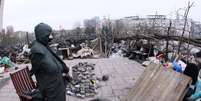 <p>Manifestante pr&oacute;-R&uacute;ssia guarda uma barricada em frente ao pr&eacute;dio da administra&ccedil;&atilde;o p&uacute;blica regional, em Donetsk, na Ucr&acirc;nia, em 11 abril</p>  Foto: AFP